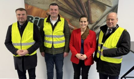 Wirtschaftsminister besucht Guben: Daniel Keller, Mateusz Wozniak, Maja Wallstein und Fred Mahro