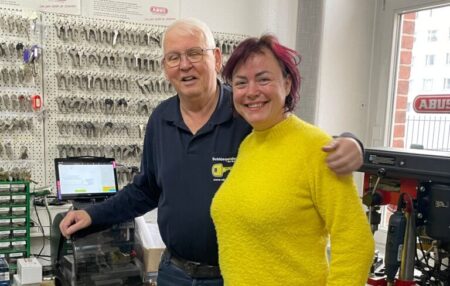 Glücksbotin Mandy Sprejz mit Hans-Jürgen Zieschow