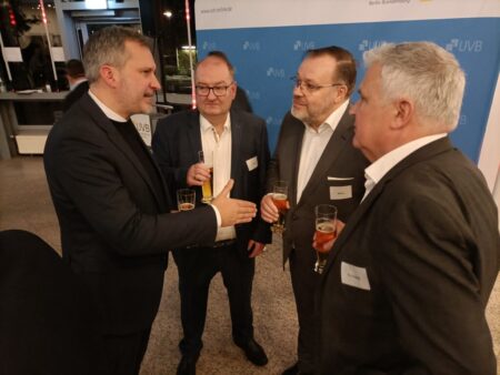 OB Tobias Schick und Vorstand Gerald Pauling im Gespräch mit den Herren Möbius und Dr. Klaus Freytag.