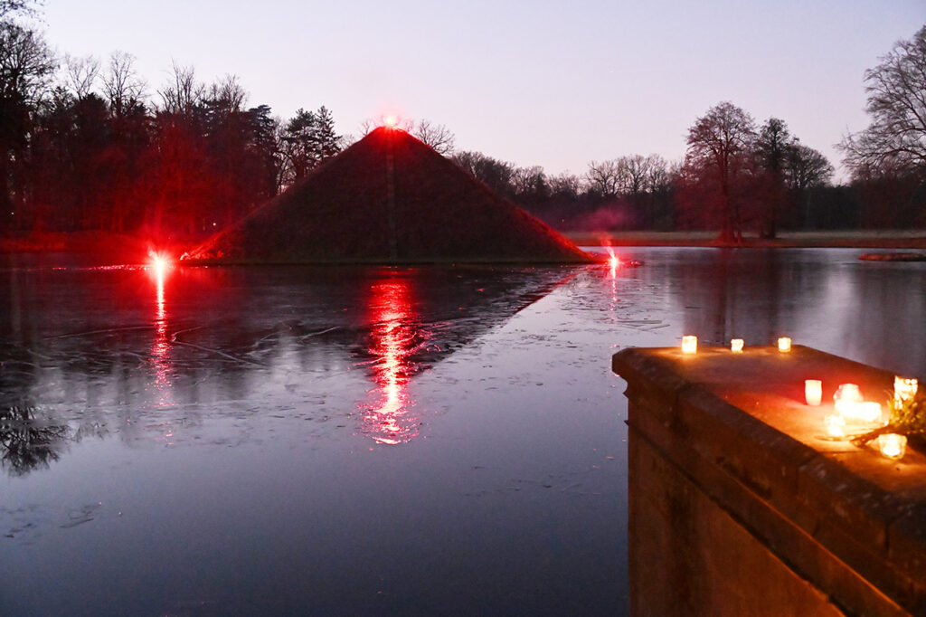 Bengalisches Feuer und leuchtende Pyramide