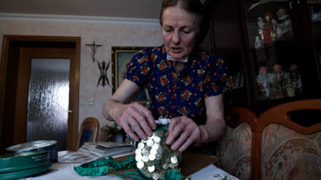 Sorbische Volkskunst in der DDR dokumentiert: Hanka Kubaschowa, Ankleidefrau aus Panschwitz-Kuckau.