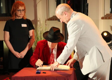 Höhepunkt des Neujahrsempfanges: feierliche Eintragung von Dr. Gunther von Hagens in das Goldene Buch der Stadt Guben.