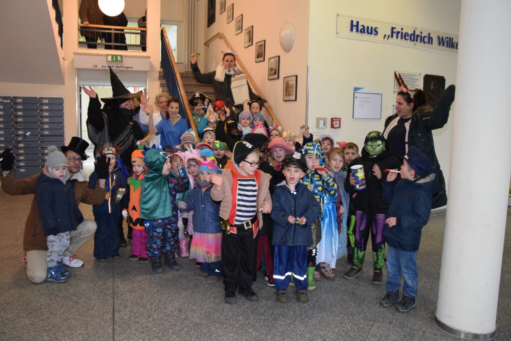 Kita-Kinder zampern im Gubener Naëmi-Wilke-Stift