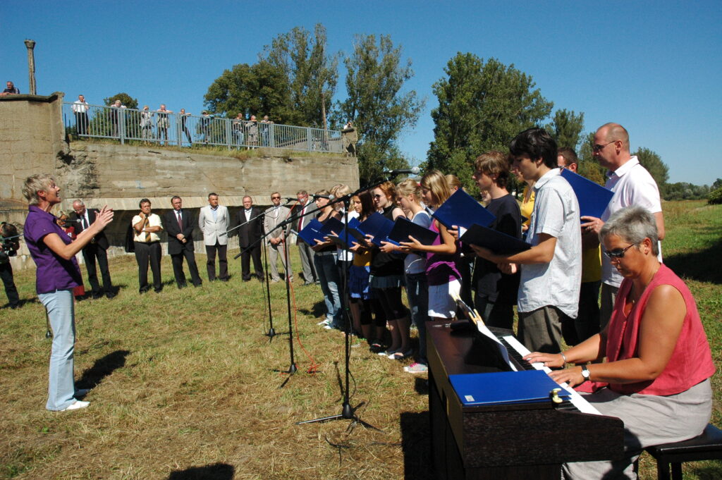 Über die Hängebrücke gingen Schüler in Forst