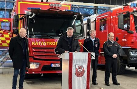 Tobias Schick übergab fünf Einsatzfahrzeuge an die Feuerwehr und Notfallseelsorge