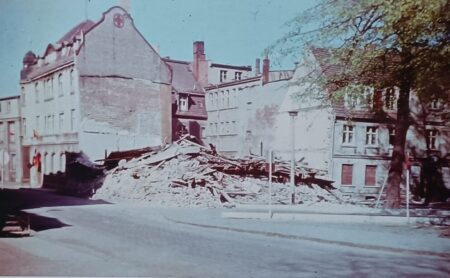 Nach der Klosterstaße sollte auch der Oberkirchplatz seine Identität verlieren. Das Eckhaus wurde gesprengt.