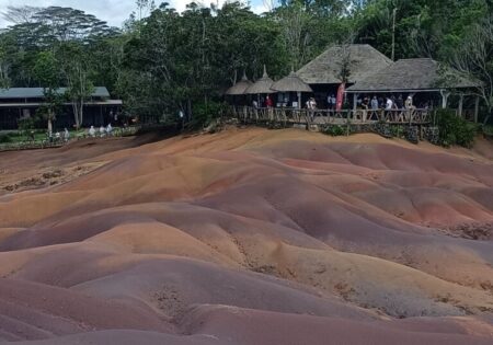 Die siebenfarbigen Erden werden touristisch vermarktet.
