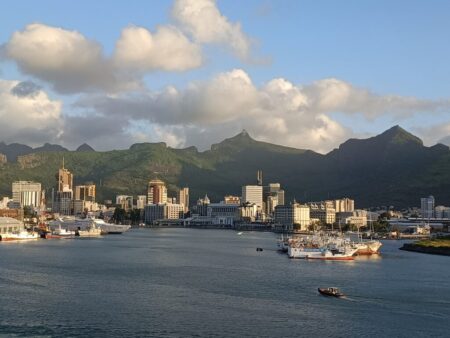 Der Hafen von Port Louis. Die Hauptstadt in der flachen Lagune vor der bergreichen Insel Mauritius macht mit ihren Hochhäusern einen durchaus westeuropäischen Eindruck.