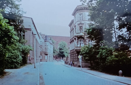 Rechts der Bäcker, links die Tuchfabrik: Friedrich-Ludwig-Jahn-Straße in Cottbus.