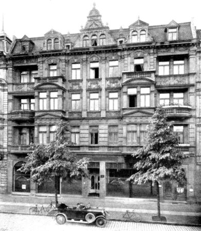 Das Auto parkt in Forst, Cottbuser Straße, vor der Sparkasse.