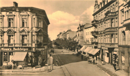 Die Cottbuser Straße in Forst zu ihrer Blütezeit in der ersten Hälfte des 20. Jahrhunderts.