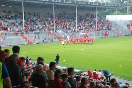 Erst nach und nach bekamen die Fans im Stadion der Freundschaft ein Dach über den Kopf.