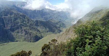 Die Insel Reunion, nicht größer als das Saarland, wird von zwei Vulkanen und den Gebirgsketten und Tälern dazwischen geprägt. Teile dieser Landschaft sind seit 2010 UNESCO-geschützt.