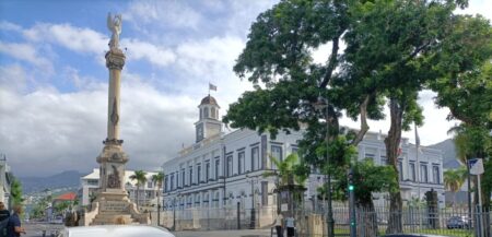 Das Rathaus mit Siegessäule in der Hauptstadt. St. Denis. 