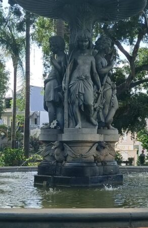 Schöner Kinderbrunnen vor der Kathedrale in St. Denis.