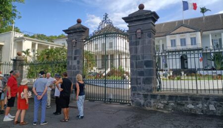 Auf dem Regierungsgebäude in St. Denis aus dem Jahre 1735 weht die französische Flagge.
