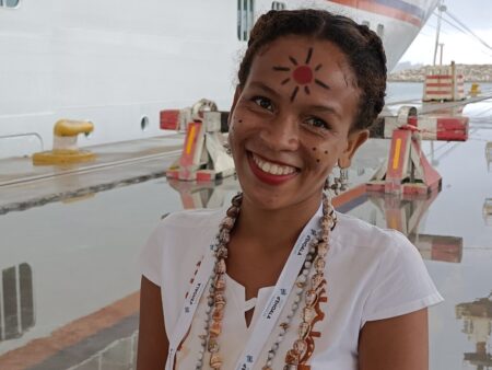 Madagaskene - Sonne auf der Stirn, Muscheln um den Hals.