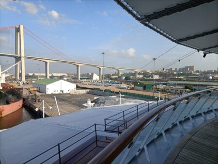 Auf der neuen Brücke, die die Hafeneinfahrt nach Maputo überspannt, rollt kaum Verkehr.