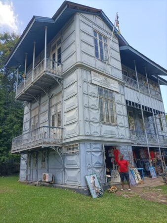Casa de Ferro, 1892. Ein Haus ganz aus Eisen, kaum zu kühlen unter afrikanischer Sonne, aber als Denkmal sorgsam gepflegt.