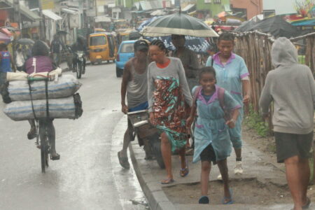 Gewimmel auch bei Regen. In Tuktuks, aus Rädern mit Holzkohlesädken oder mit Schubkarren sind die Leute hastig unterwegs, um irgend etwas zum Leben zu beschaffen. Fotos: J. Heinrich