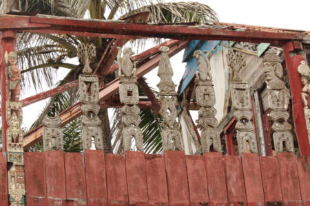 Nur an unzugänglichen Stellen noch erhalten: die geschnitzten Symbolbretter der Gräber.