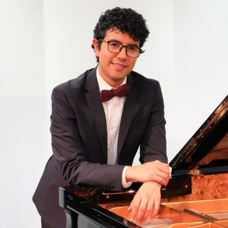 Cristian Arriaga aus Mexiko gastiert mit Werken von Maurice Ravel und Fryderyk Chopin am 21.03.2026 im Cottbuser Kunstmuseum.