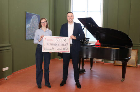 Fokuskonzert: „Auf dem Wasser zu singen“ im Kultursalon. Aglaja Sprengel und Thomas Ehmann bei der Scheckübergabe.
