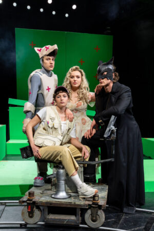 Im Staatstheater: The Making-Of. Szenenfoto mit: Josefine Keller (Gordon); Lasse Klene (Schakal), Jule Hermann (das Mädchen Gloria) und Leo Brucklacher (Fledermausmann)