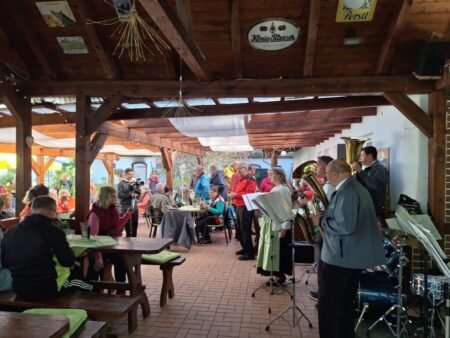 Ausgelassene Stimmung bei bestem Wetter, guter Verpflegung und guter zünftiger Blasmusik herrschte in der Gaststätte Koselmühle.