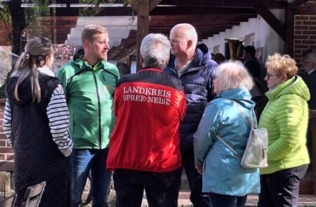 Auch der neue SPN-Landrat Martin Heusler (2.v.l., Amtsantritt am 11. Mai) nahm an der SPN-Tour teil und sicherte eine Fortsetzung der Tour auch im kommenden Jahr zu. Beim Rasten plauschte er mit dem amtierenden Landrat Harald Altekrüger (M.) sowie dem pensionierten Vize-Landrat und Dezernenten Olaf Lalk und den Gattinen