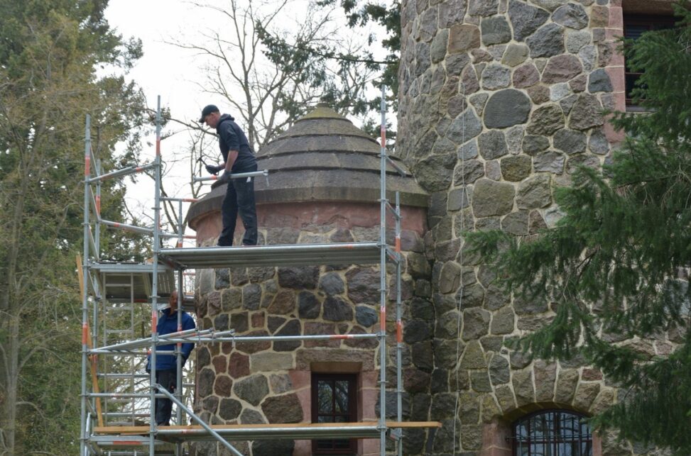 Bismarckturm in Spremberg teilweise eingerüstet