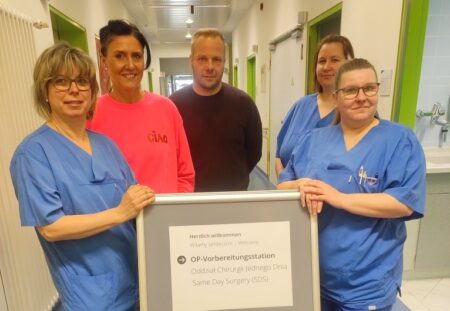 Neue Station im Diakoniekrankenhaus eingeweiht: Das Team der neuen OP-Vorbereitungs-Station mit Pflegedienstleitung Kathrin Tigges und Martin Schmidt.