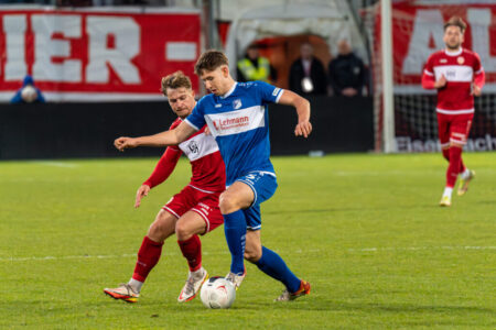 CHAKRA-Fußballcamp: Jannis Fuchs im Einsatz für Krieschow im packenden Zweikampf um den Ball - gern teilt er seine Profi-Tricks mit den jungen Fussballfans