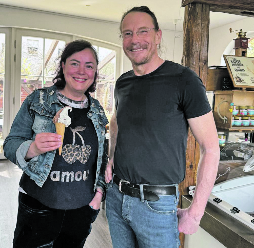 Glücksbotin Mandy Sprejz spricht über das Glück mit Unternehmer Hannes Wilhelm-Kell.