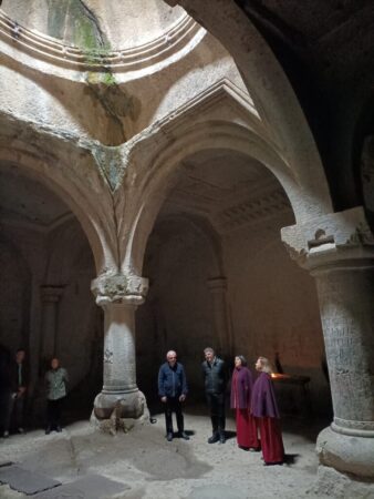 Herrliche sakrale Gesänge in der aus gewachsenem Feld gemeißelten Gawit-Säulenhalle im Kloster Gegard, dessen älteste Spuren auf das 4. Jahrhundert zurückgehen. 