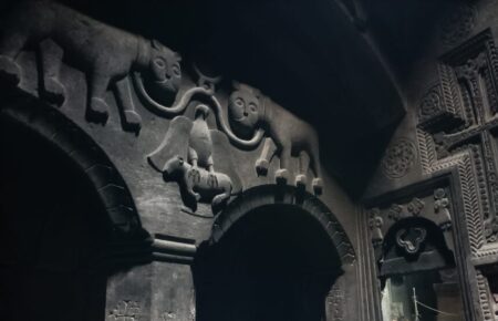 Bildnisse im Felsenkloster: zwei verbundene heraldische Löwen schauen im Dämmerlicht auf die Besucher. Sie stehen für zwei Adelsfamilien, die einst das Kloster finanzierten   Fotos: J. Heinrich      