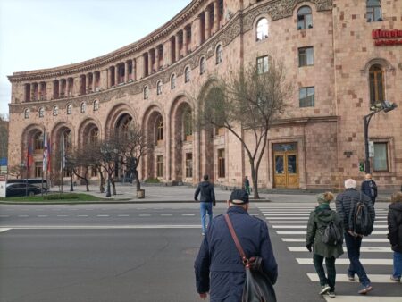 Den Platz der Republik rahmen in großem Oval prächtige Bauten  im neoklassizistischen Stil ein. Sie bestehen aus dem porösen heimischen, gut dämmenden Tuffstein in diversen Rosa-Tönen.