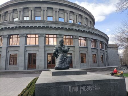 Auch das 1930 eröffnete Opernhaus von Jerewan in feierlichem Grau ist ein Werk des Architekten Alexander Tamanjan, dessen Konterfei den armenischen 500-Dram-Schein schmückt (= 1,14 Euro).