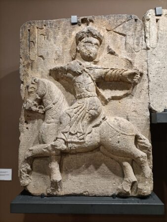 Mittelalter war nicht nur beten.  Prinz Amir Hasan erfreute sich 1321 auch der Fuchjagd zu Pferde. Relief im Nationalmuseum.