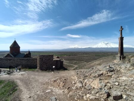 Kunsthistorisch haben die wehrhaften Klostermauern und die Muttergotteskirche kaum Bedeutung, aber nirgends ist bei klarer Sicht der Blick auf den Ararat so gut. Doch schon in einem Kilometer Entfernung zieht sich der von beiden Seiten streng bewachte türkische Grenzzaun durch die Ebene