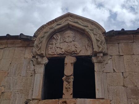 Andeswo unüblich, hier deutlich mit asiatischen Zügen dargestellt: ein Bildnis Gottes, der Adam in der Rechten hält und mit der Linken den zu ihm aufblickenden Gekreuzigten segnet.