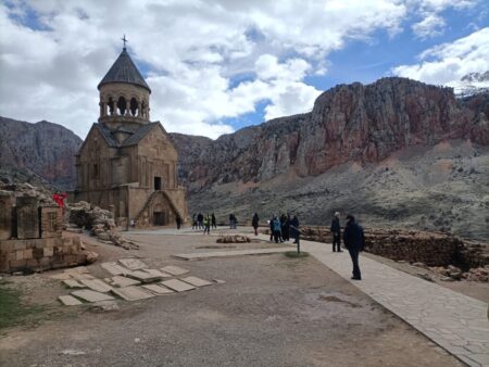 Inmitten rot leuchtende Felsen steht am Rande einer tiefen Schlucht das Kloster Norawank aus dem 9. Jahrhundert. Ab 1170 war es Bischofssitz, seit 1996 wird es als UNESCO-Erbe geführt.