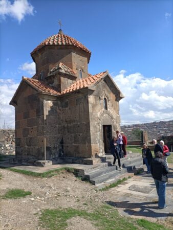 Die kleinste der armenischen Kreuzkuppelkirchen steht seit dem 7. Jahrhundert in Aschtarak unweit von Jerewan.