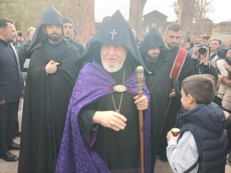 Segnend in Etschmiadsin unterwegs: Seine Heiligkeit Karekin II., seit 1999 Oberster Patriarch und Katholikos aller Armenier. 