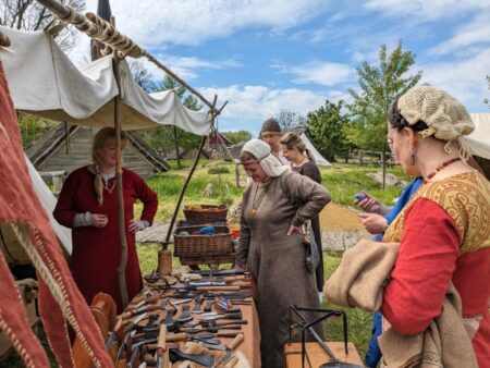 Das Gelände hinter dem Heimatmuseum Dissen verwandelt sich in eine lebendige Siedlung aus dem slawischen Mittelalter