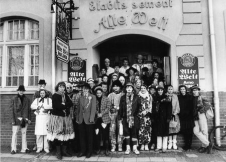 Ströbitzer Zamper-Gesellschaft vor Arno Wiegands „Alter Welt“ (Anfang der 1990er Jahre).