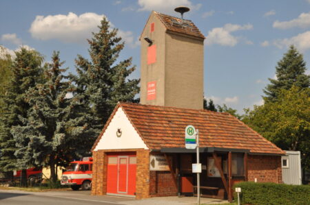 Das Hänchener Feuerwehrgerätehaus musste für Fahrbahn und Fahrradweg weichen. Am 11. April namen die Kameraden Abschied mit reichlich Emotionen Foto: FH