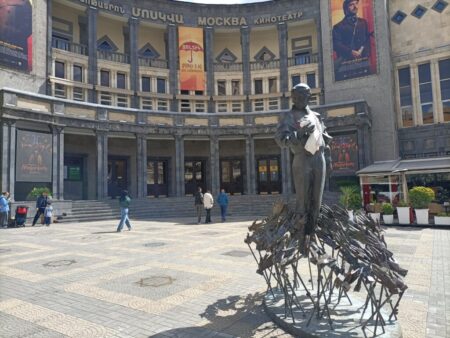 Vorm „Moskwa“-Kinotheater steht Charles Aznavour im Applaus vieler Hände. Der Platz ist nach dem Armenier benannt.