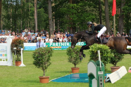 Spannende reitsportliche Momente erlebte die große Publikumskulisse beim 54. Sielower Pfingstturnier in Sielow.