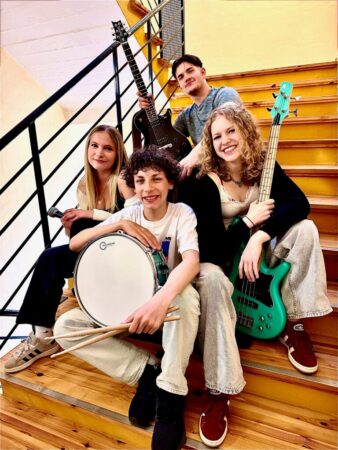 Am Freitag, 29.05., eröffnet die Städtische Musikschule „Johann Crüger“ das Gubener Frühlingsfest. Dann sorgt auch die Rockband THE PEPPERMINTS für ausgelassene Stimmung.